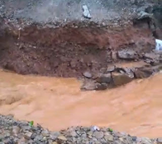 ÁGUAS LEVAM BUEIRO DO RIO PINHALZINHO, EM IRETAMA   