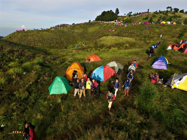 mendaki gunung prau bersama anak