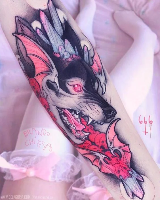 Vemos un Tatuaje anime de color rosa