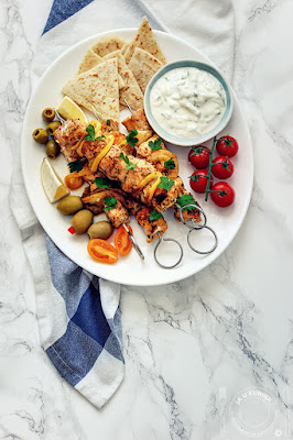 Grčka salata sa avokadom i pileći souvlaki