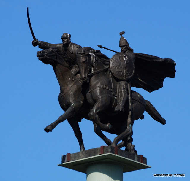 Warszawa Śródmieście rzeźba pomnik z brązu Mieczysław Naruszewicz