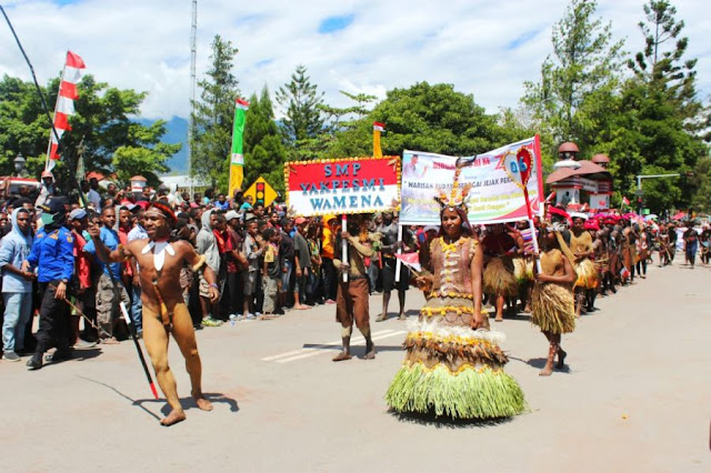 Parade busana Noken Street Fashion dan Carnaval Budaya Meriahkan Festival Budaya Lembah Baliem.lelemuku.com.jpg