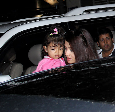 Abhishek Receives Aishwarya and daughter Aradhya Bachchan on Airport