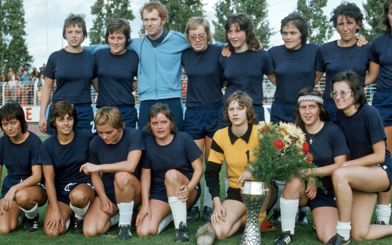 TuS Wörrstadt vence o primeiro campeonato  alemão em Mainz contra o DJK Eintracht Erle por 4-0 (Witters/Hans Dietrich Kaiser)