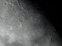 Ovni que aparece en la Luna