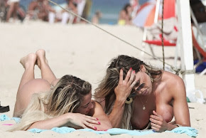 Legendete faz topless para se bronzear em praia do Rio