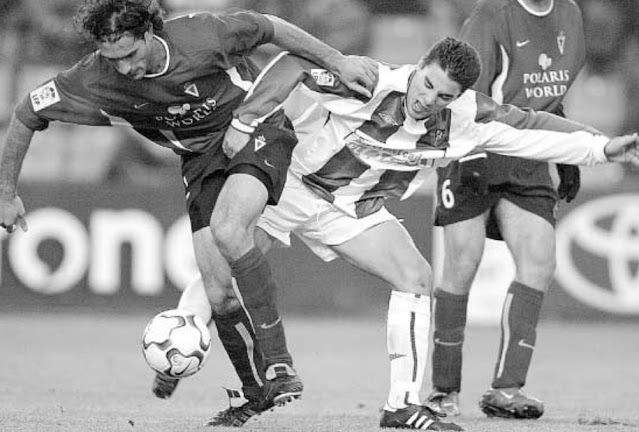 Loeschbor y Óscar pelean por hacerse con el balón. REAL VALLADOLID C. F. 0 REAL MURCIA C. F. 0. 14/12/2003. Campeonato de Liga de 1ª División, jornada 16. Valladolid, estadio Nuevo José Zorrilla. GOLES: No hubo.