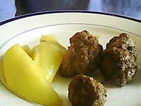 Easy lunch: Meatballs and cooked apples