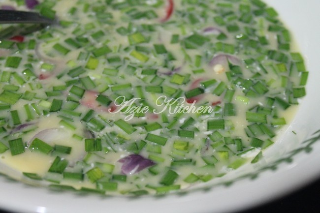 Telur Goreng Dengan Daun Kucai - Azie Kitchen