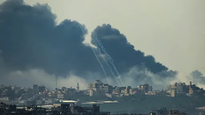 Smoke rises above Gaza after Israeli airstrikes on Dec. 1. Photo: John MacDougall/AFP via Getty