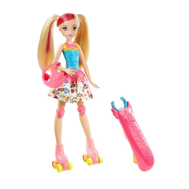 Vue détaillée de la poupée Barbie héroïne de jeu vidéo en rollers.