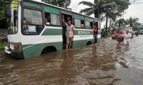 tips-berkendara-di-saat-banjir