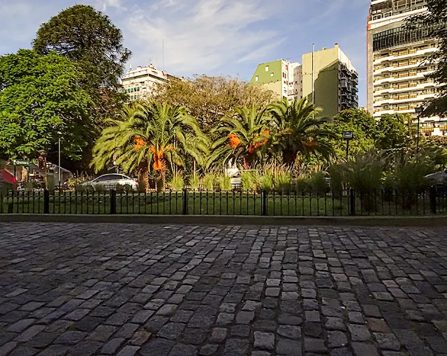 Paisaje de Recoleta con el empedrado en primer plano