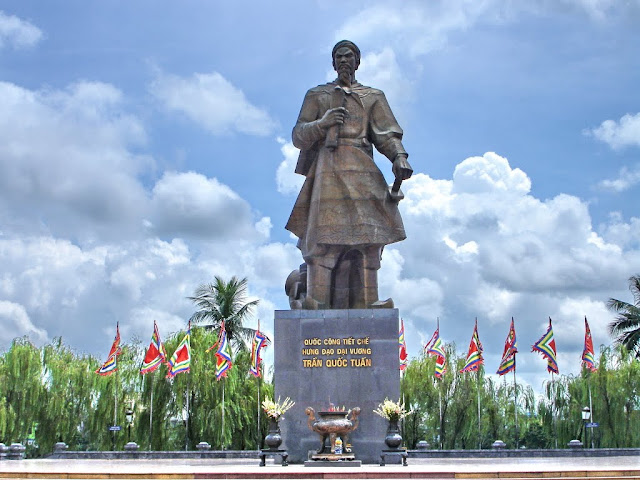 Tượng đài Trần Hưng Đạo - Nam Định