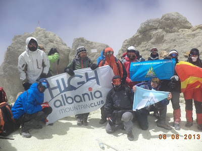 Gli alpinisti sulle montagne dell'Iran sventolano la bandiera albanese