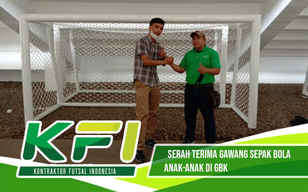 serah terima gawang sepak bola anak-anak di gbk