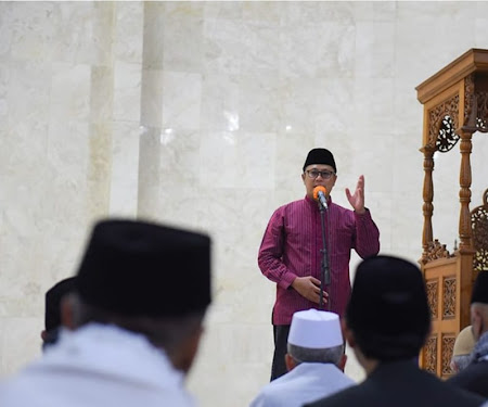 Wali Kota dan Wakil Wali Kota Sukabumi Shalat Tarawih Perdana di Masjid Agung Sukabumi