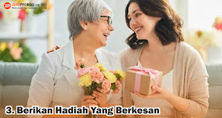 Berikan Hadiah Yang Berkesan merupakan salah satu tips memilih hadiah tepat yang menggambarkan cinta di hari ibu