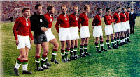 Selección de HUNGRÍA - Temporada 1953-54 - Puskas, Grocsis, Lóránt, Hidegkuti, Buzánsky, Lantos, Zakariás, Czibor, Bozsik, Budai II y Kocsis - INGLATERRA 3 (Ramsey, Sewell y Mortensen), HUNGRÍA 6 (Hidegkuti 3, Puskas 2 y Bozsik) - 25/11/1953 - Partido amistoso - Londres, Inglaterra, estadio de Wembley - Fue denominado EL PARTIDO DEL SIGLO y fue la 1ª vez que Inglaterra perdió en su casa con un equipo no británico