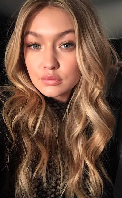 Biografi Gigi Hadid              Biodata   Nama Lengkap : Jelena Noura Hadid  Nama Terkenal : Gigi Hadid  Tempat Tanggal lahir : California, 23 April 1995  Tinggi : 178 cm  Warna Rambut : Pirang  Warna Mata : Biru/Hijau  Kediaman : New York City, United States.  Pekerjaan : Model  Orang Tua :  - Yolanda Foster  - Mohamed Hadid  Biografi   Gigi Hadid lahir di Los Angeles, California pada tanggal 23 April 1995 lalu. Gigi merupakan putri dari Mohamed Hadid dan Yolanda Foster. Nama aslinya yaitu Jelena Noura Hadid, tetapi dipanggil Gigi sebutan masa kecilnya saat bersekolah. Dikarena terdapat nama Helena sehingga Guru Gigi menanyakan nama panggilan di rumah dan Yolanda pun menyebutkan nama Gigi, nama Gigi diambil dari sebutan Yolanda pada saat kecil.  Gigi menekuni dunia modelling sejak kecil, pada saat itu Yolanda Hadid berprofesi sebagai model sehingga banyak kenalan di dunia industri fashion terutama Guess. Karir modelling Gigi menjadi soroton saat membintangi Guess Kids pada tahun 2000.  Imut banget kan Gigi saat kecil, walaupun umurnya masih 5 tahun dia sudah bisa bersikap cool saat  foto sesion. Karir modelnya sempat vakum karena Gigi harus berkonsentrasi pada sekolahnya. Setelah tahun 2011, Gigi akhrinya berkarir lagi di dunia modelling dan menjadi model IMG Models dari tahun 2011 hingga saat ini. Gigi sudah membintangi berbagai Brand kenamaan