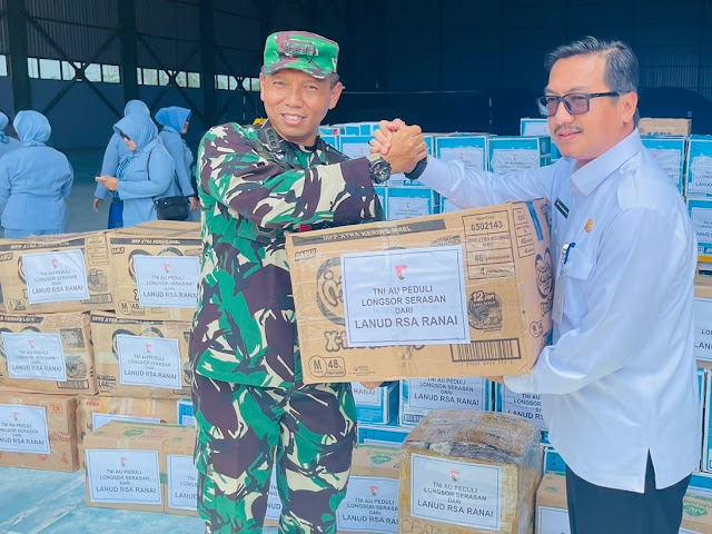 Danlanud RSA Menyerahkan Bantuan kepada Sekdakab Natuna untuk Korban Longsor di Serasan