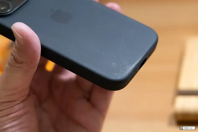 Apple iPhone 15 Pro MagSafe 矽膠保護殼 - 剛開始使用會有一些靜電效應，用水擦拭就會改善