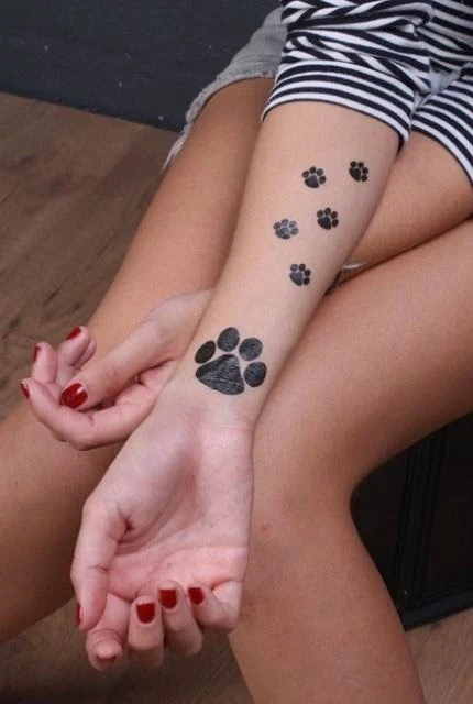 tatuaje de huellas de perrito