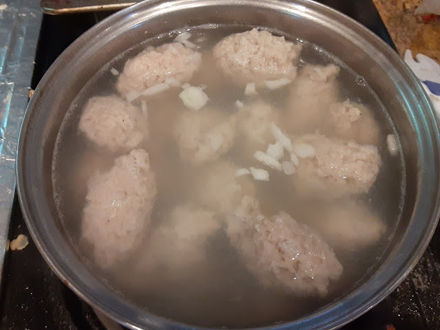 Meatballs simmering (Boller)