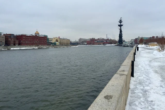 Крымская набережная, Москва-река