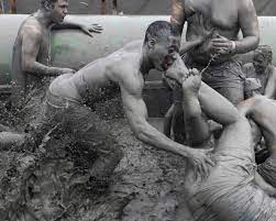 Lotta nel fango (Mud fight)