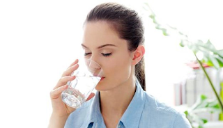 4 Cara Mudah Mencegah Dan Mengobati Stretch mark dengan minum air putih