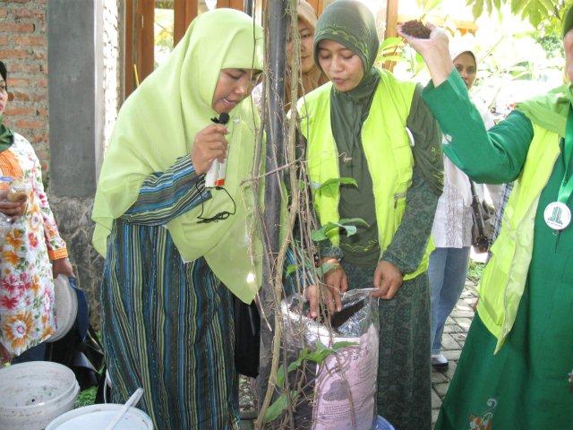  gambar  kerjasama  di  lingkungan rumah 