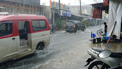 Diduga Pemda Kabupaten Serang Kurang Perhatian Terhadap Jalan Utama Cikande Permai , Sehingga Saat Hujan Seperti Sungai Musiman 
