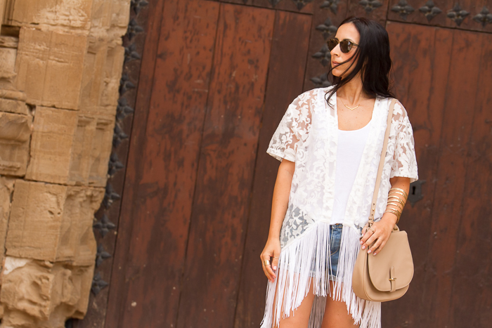 Blogger española de moda + como combinar+ Kimono con flecos blanco de encaje
