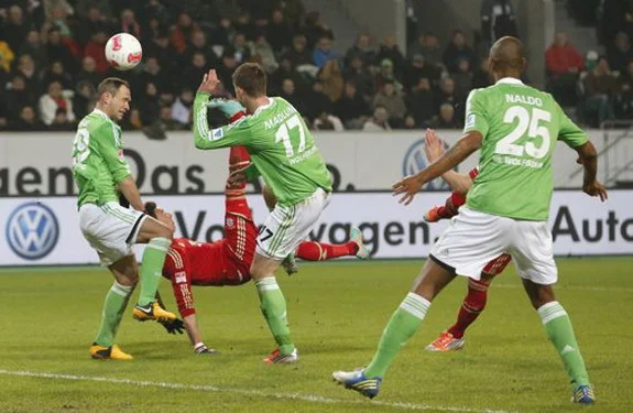 Bayern Munich player Mario Mandžukić kicks an overhead kick to score against Wolfsburg