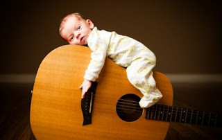 Gambar wallpaper bayi cute tidur di atas gitar