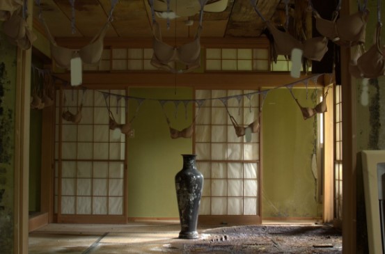 Tempat Ibadah Jepang Yang Unik Dipenuhi Pakaian Dalam Wanita