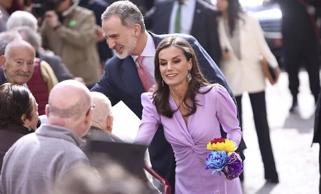 Queen Letizia wore a new Iliana lila dress by Cho Atelier. Queen carries a new pantone bag by Olivia Mareque. Alexandra Plata