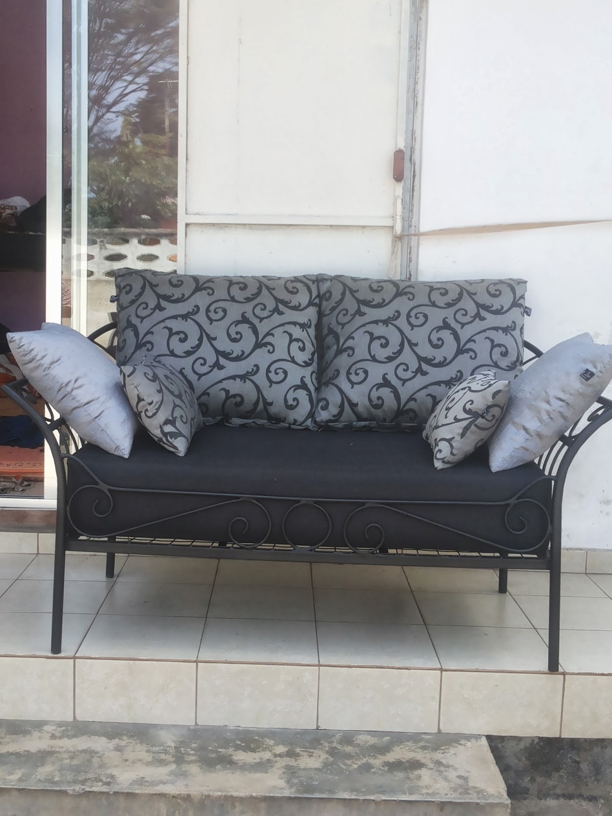 METAL SOFA .......LIKIWA TAYARI KWENDA KWA MTEJA...