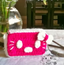 http://damnitjanetletscrochet.blogspot.ca/2012/06/hello-kitty-camera-cozy.html