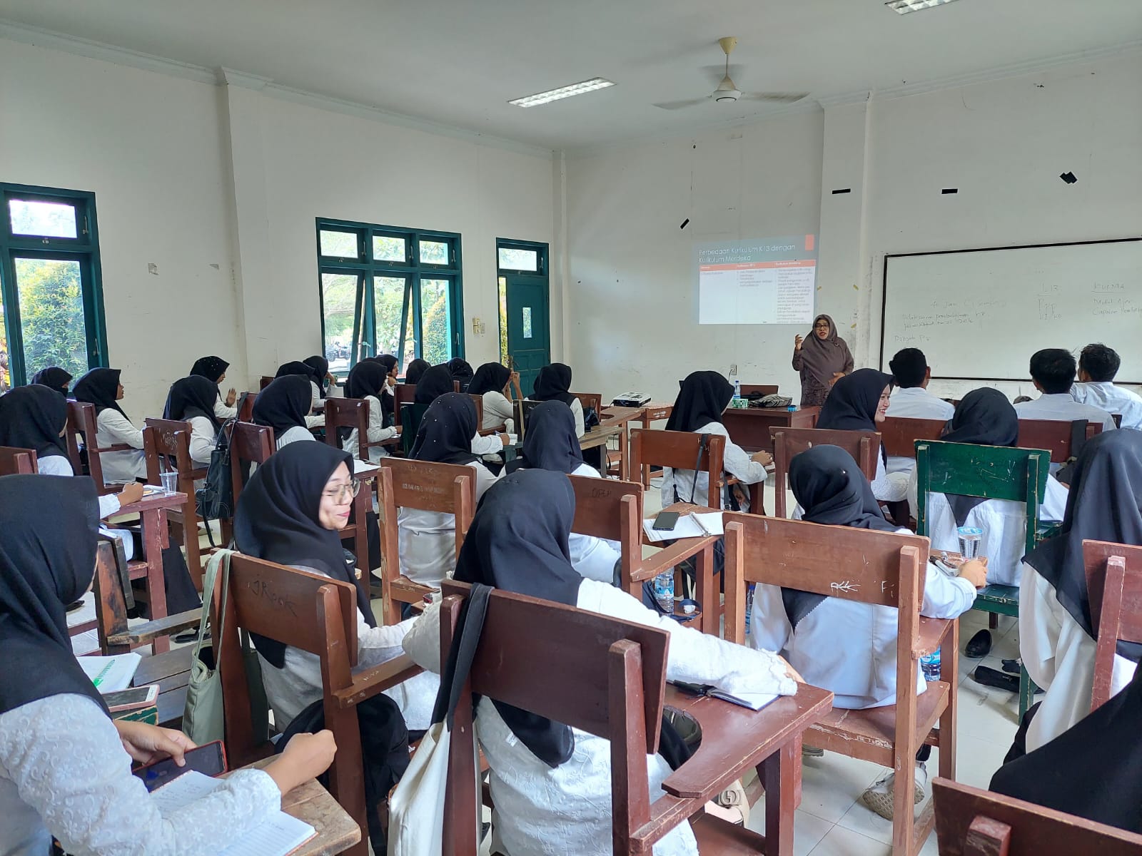 Guru SMAN 1 Nisam, Dr. Nurmaida Beri Bimbingan dan Sosialisasi Kurikulum Merdeka untuk Calon Mahasiswa PPL Umuslim