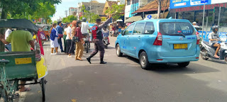 Bantu Penyeberangan saat Personel Polsek Jetis Pengamanan Ibadah Misa.