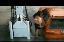 Seorang wanita mengandung sedang isi minyak.. Tiba-tiba kejadian yang Dahsyat berlaku!! CCTV telah rakam semua dah..