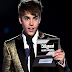 Justin Bieber sparkling gold tuxedo jacket in 2011 Billboard Music Awards (PHOTOS)