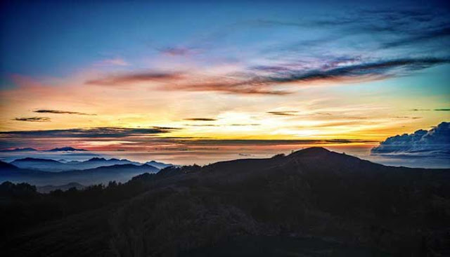 Gunung Kelimutu