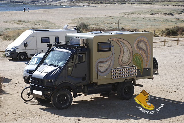 Autocaravana todo terreno en El Playazo de Rodalquilar