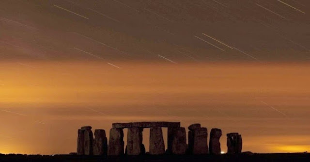 hujan meteor Perseid di Stonehenge, Salisbury Plain, Inggris.