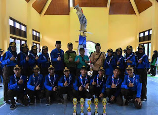 santri Ponpes Raudlatut Tholibin berfoto bersama pengasuh