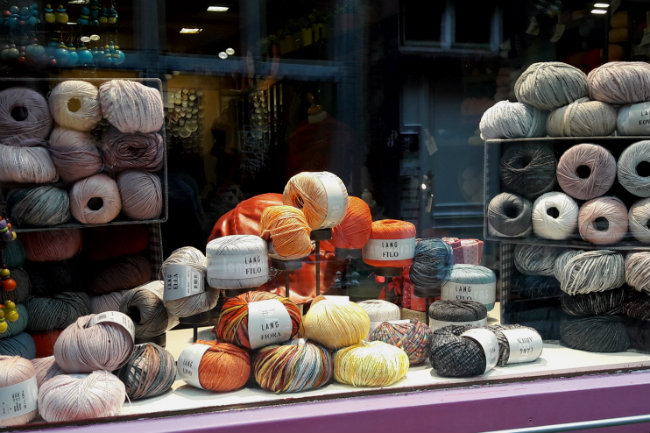 Yarn shops in Namur, Belgium | Happy in Red