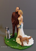statuine personalizzate per torta nuziale sposo con color vinaccia cagnolini orme magiche